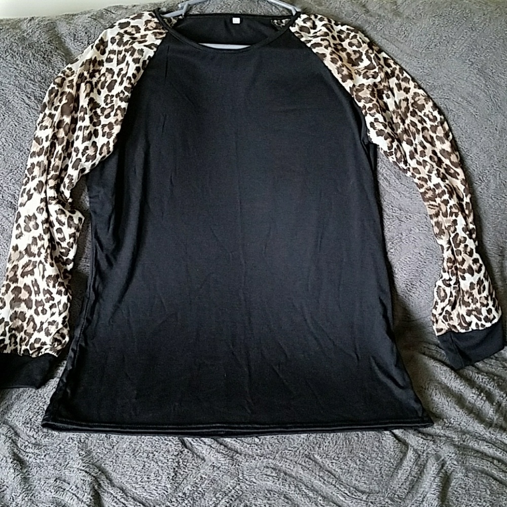 Long sleeve in sheer leopard-print, black shirt